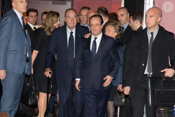 Jacques Chirac et François Hollande, accompagnés de Bernadette Chirac et Valérie Trierweiler, au Musée du Quai Branly à Paris pour la remise du prix de la Fondation Chirac pour la prévention des conflits, le 21 novembre 2013.