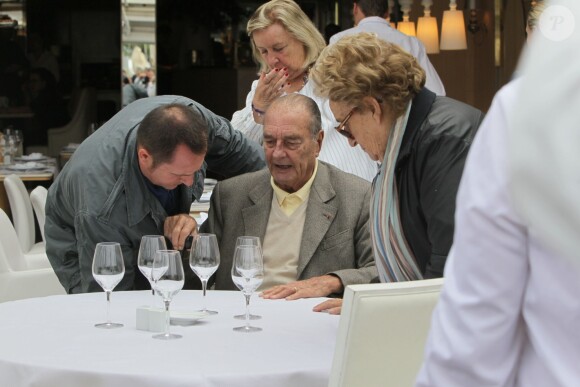 L'ex-président Jacques Chirac déguste des crevettes avec sa femme Bernadette, Maryvonne Pinault au restaurant Le Girelier à Saint-Tropez le 4 octobre 2013.