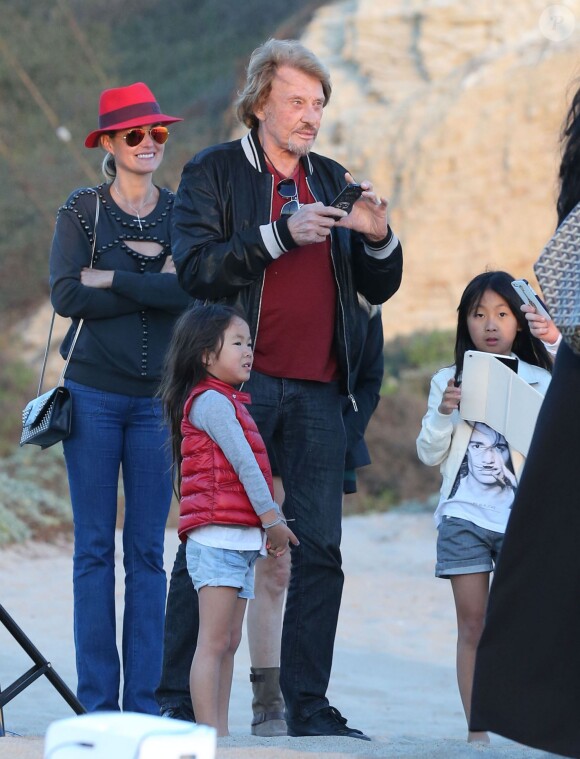 Johnny Hallyday, Laeticia et leurs filles Jade et Joy à Malibu, le 9 novembre 2013.