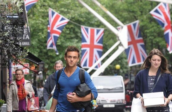 Tom Daley arrive à son hôtel à Londres, le 21 mai 2012