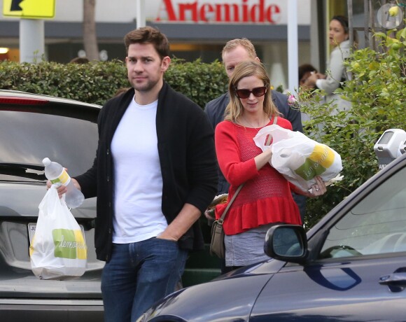 Exclusif - John Krasinski, Emily Blunt enceinte et des amis quittent le restaurant Lemonade. Los Angeles, le 3 décembre 2013.