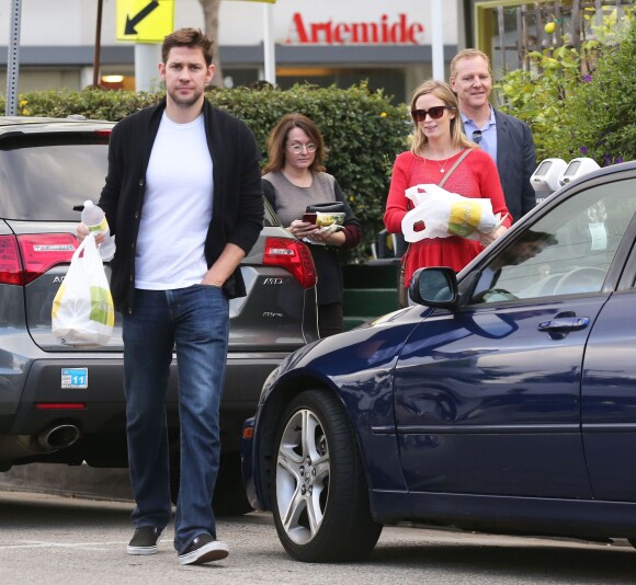 Exclusif - John Krasinski, Emily Blunt enceinte et des amis quittent le restaurant Lemonade. Los Angeles, le 3 décembre 2013.