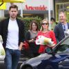 Exclusif - John Krasinski, Emily Blunt enceinte et des amis quittent le restaurant Lemonade. Los Angeles, le 3 décembre 2013.