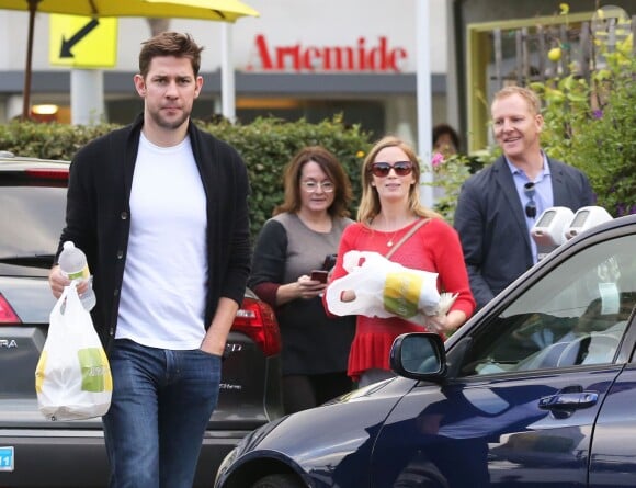 Exclusif - John Krasinski, Emily Blunt enceinte et des amis quittent le restaurant Lemonade. Los Angeles, le 3 décembre 2013.