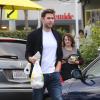 Exclusif - John Krasinski, Emily Blunt enceinte et des amis quittent le restaurant Lemonade. Los Angeles, le 3 décembre 2013.