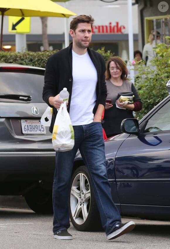 Exclusif - John Krasinski, Emily Blunt enceinte et des amis quittent le restaurant Lemonade. Los Angeles, le 3 décembre 2013.
