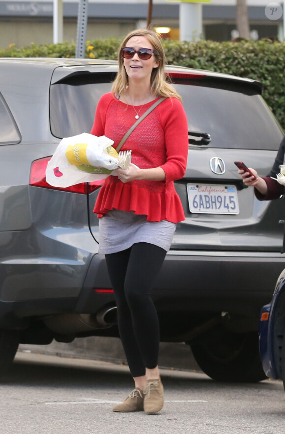 Exclusif - Emily Blunt, enceinte, a déjeuné au restaurant Lemonade avec des amis et son mari John Krasinski à West Hollywood. Los Angeles, le 3 décembre 2013.