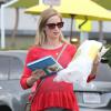 Exclusif - Emily Blunt, enceinte, quitte le restaurant Lemonade avec le livre The Lemonade Cookbook dans les mains. L'actrice compte-t-elle profiter de sa grossesse pour passer derrière les fourneaux ? Los Angeles, le 3 décembre 2013.