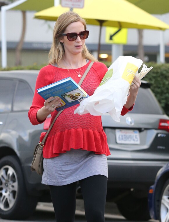 Exclusif - Emily Blunt, enceinte, quitte le restaurant Lemonade avec le livre The Lemonade Cookbook dans les mains. L'actrice compte-t-elle profiter de sa grossesse pour passer derrière les fourneaux ? Los Angeles, le 3 décembre 2013.