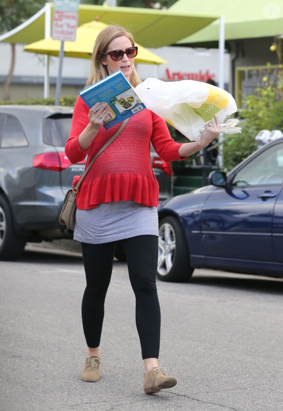 Exclusif - Emily Blunt, enceinte, a déjeuné au restaurant Lemonade avec des amis et son mari John Krasinski à West Hollywood. Los Angeles, le 3 décembre 2013.