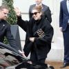Céline Dion quitte son hôtel, devant de nombreux fans, pour se rendre aux répétitions de son concert à Bercy à Paris. Le 4 décembre 2013.