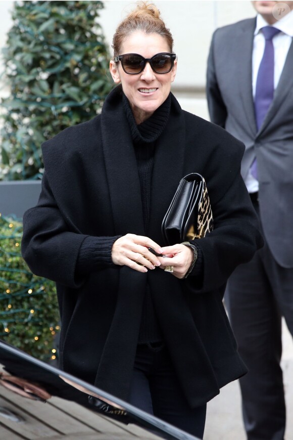 Céline Dion quitte son hôtel, devant de nombreux fans, pour se rendre aux répétitions de son concert à Bercy à Paris. Le 4 décembre 2013.