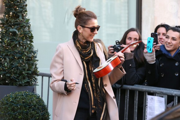 Céline Dion sort de son hôtel parisien pour aller faire du shopping chez Boucheron. Le 2 décembre 2013.