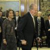 Sous les yeux de la reine Sofia, le roi Juan Carlos Ier d'Espagne effectuait son premier engagement officiel après sa neuvième opération de la hanche le 4 décembre 2013, à la Zarzuela à Madrid, pour la prestation de serment des nouveaux membres du Conseil général du pouvoir judiciaire.