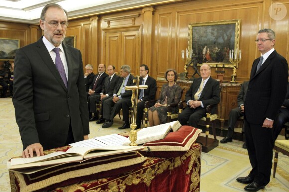 Le roi Juan Carlos Ier d'Espagne effectuait, en présence de son épouse la reine Sofia, son premier engagement officiel après sa neuvième opération de la hanche le 4 décembre 2013, à la Zarzuela à Madrid, pour la prestation de serment des nouveaux membres du Conseil général du pouvoir judiciaire.