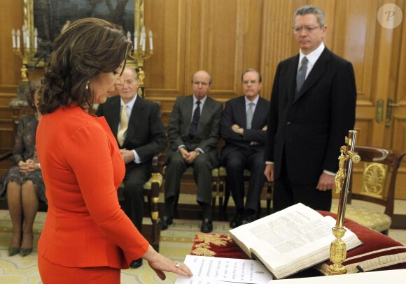 Le roi Juan Carlos Ier d'Espagne effectuait, en présence de son épouse la reine Sofia, son premier engagement officiel après sa neuvième opération de la hanche le 4 décembre 2013, à la Zarzuela à Madrid, pour la prestation de serment des nouveaux membres du Conseil général du pouvoir judiciaire.