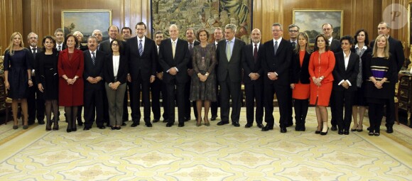 Le roi Juan Carlos Ier d'Espagne effectuait, en présence de son épouse la reine Sofia, son premier engagement officiel après sa neuvième opération de la hanche le 4 décembre 2013, à la Zarzuela à Madrid, pour la prestation de serment des nouveaux membres du Conseil général du pouvoir judiciaire.