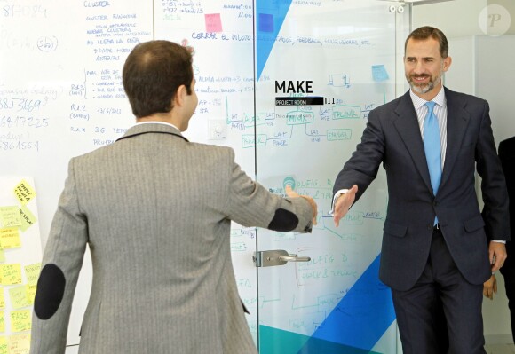 Le prince Felipe d'Espagne visitant la cellule R&D de Telefonica le 4 décembre 2013 à Barcelone