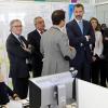 Le prince Felipe d'Espagne visitant la cellule R&D de Telefonica le 4 décembre 2013 à Barcelone