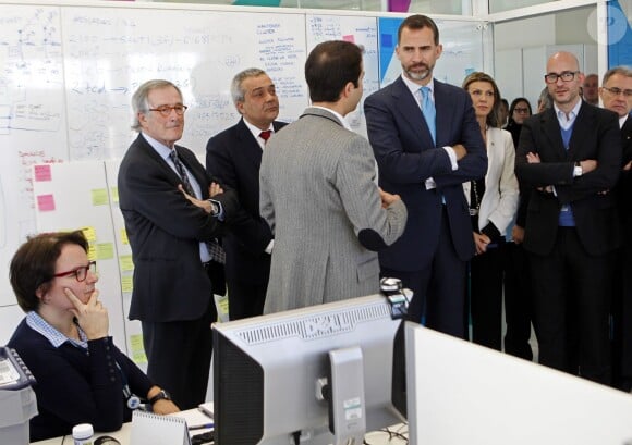 Le prince Felipe d'Espagne visitant la cellule R&D de Telefonica le 4 décembre 2013 à Barcelone