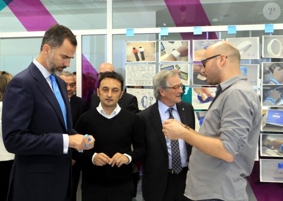 Le prince Felipe d'Espagne visitant la cellule R&D de Telefonica le 4 décembre 2013 à Barcelone