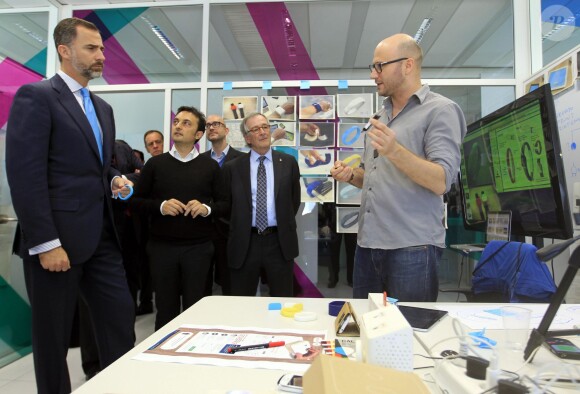 Le prince Felipe d'Espagne visitant la cellule R&D de Telefonica le 4 décembre 2013 à Barcelone