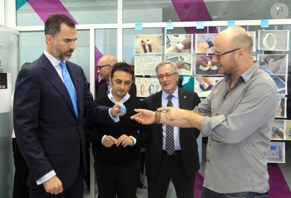 Le prince Felipe d'Espagne visitant la cellule R&D de Telefonica le 4 décembre 2013 à Barcelone