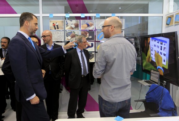 Le prince Felipe d'Espagne visitant la cellule R&D de Telefonica le 4 décembre 2013 à Barcelone