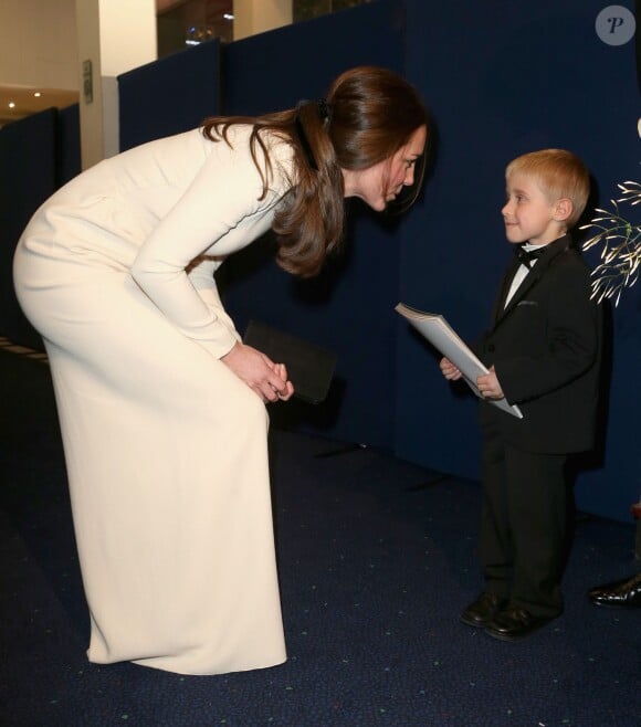 Kate Middleton, duchesse de Cambridge, saluant un petit garçon, lors de la projection "royale" du film Mandela - Un long chemin vers la liberté, le 5 décembre 2013 à Londres, à l'Odeon de Leicester Square.