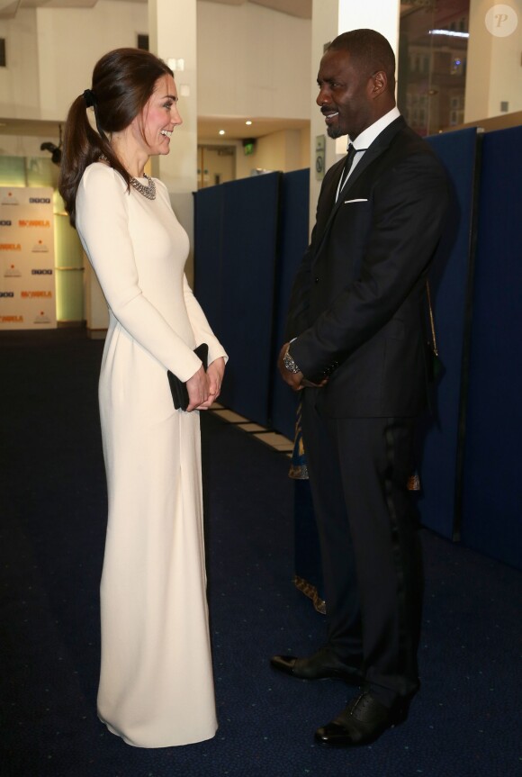 Kate Middleton, saluant Idris Elba, lors de la projection "royale" du film Mandela - Un long chemin vers la liberté, le 5 décembre 2013 à Londres, à l'Odeon de Leicester Square.
