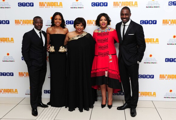 Tony Kgoroge, Naomie Harris, Zindzi Mandela et Idris Elba , lors de la projection "royale" du film Mandela - Un long chemin vers la liberté, le 5 décembre 2013 à Londres, à l'Odeon de Leicester Square.