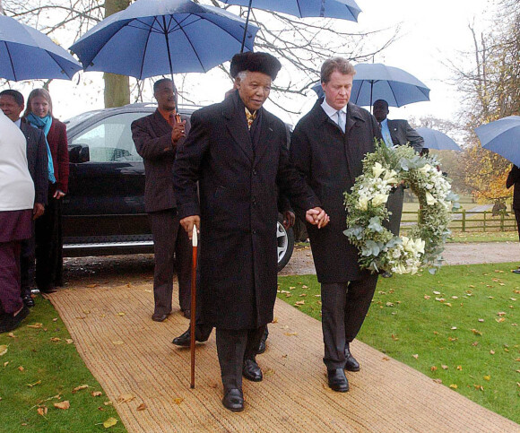Nelson Mandela venant se recueillir sur la tombe de Lady Diana après sa mort en 1997