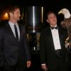 Gerard Butler et un fauconnier lors de la soirée privée Roger Dubuis célébrant le coup d'envoi d'Art Basel Miami Beach, à l'hôtel W South Beach. Miami, le 4 décembre 2013.