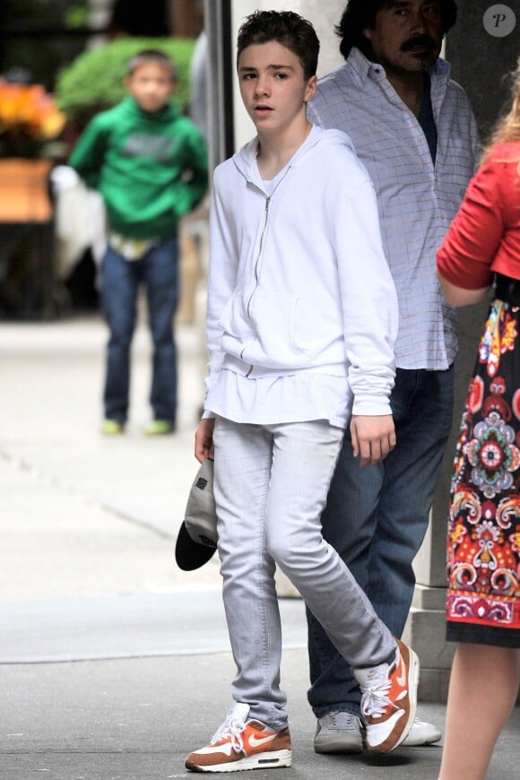 Rocco Ritchie quitte un centre de la Kabbale avec sa mère Madonna. New York, le 8 juin 2013.