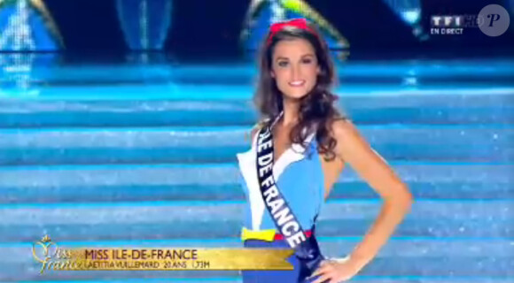 Défilé des 33 Miss régionales en compétition en maillot de bain sur le thème Blanche-Neige lors de l'élection Miss France 2014 sur TF1, en direct de Dijon, le samedi 7 décembre 2013