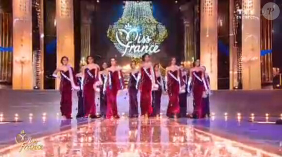 Les douze demi-finalistes de Miss France 2014 sur le thème Princesse Anastasia lors de l'élection Miss France 2014 sur TF1, en direct de Dijon, le samedi 7 décembre 2013