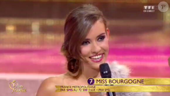 Miss Bourgogne se présente lors de l'élection Miss France 2014 sur TF1, en direct de Dijon, le samedi 7 décembre 2013