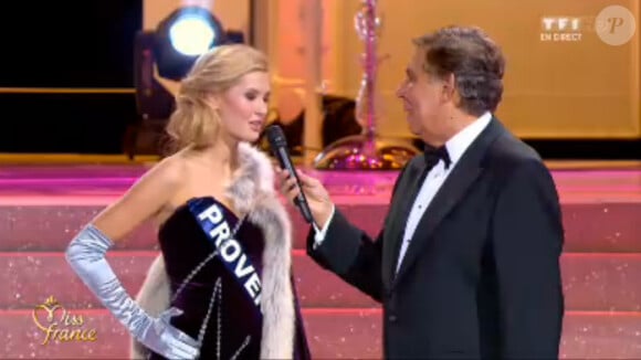 Miss Provence se présente lors de l'élection Miss France 2014 sur TF1, en direct de Dijon, le samedi 7 décembre 2013
