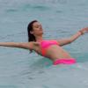 Le mannequin Jac Jagaciak profite d'une pause sur son shooting pour se baigner. Saint-Barthélemy, le 4 décembre 2013.