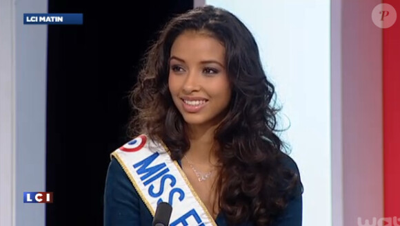 Flora Coquerel, Miss France 2014, aux côtés de Sylvie Tellier accorde une interview à LCI le 9 décembre 2013