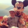 David Burtka et les jumeaux Gideon Scott et Harper Grace, à Disneyland, en Floride, novembre 2013.