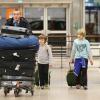 Exclusif - Quinn et Laird - Sharon Stone et ses trois enfants Roan, Quinn, et Laird arrivent à l'aéroport d'Orly en provenance de Marrakech, le 30 novembre 2013.