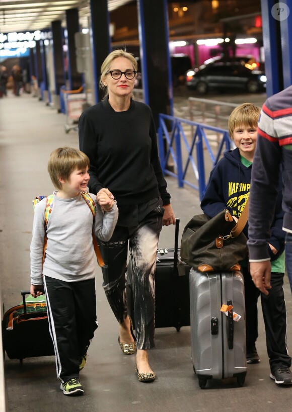 Exclusif - Quinn et Roan - Sharon Stone et ses trois enfants Roan, Quinn, et Laird arrivent à l'aéroport d'Orly en provenance de Marrakech, le 30 novembre 2013.