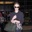 Rosie Huntington-Whiteley arrive à l'aéroport de Los Angeles, vêtue de lunettes Chanel, d'un pull et d'un sac Givenchy (modèle Antigona) et de bottines à talons compensés Isabel Marant (modèle Scarlet). Le 30 novembre 2013.