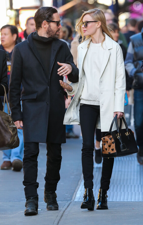 Kate Bosworth, surprise avec son mari Michael Polish à New York, porte un manteau et un pull en cuir The Collection starring Kate Bosworth par Topshop, un sac Burberry et des bottines noires Topshop (modèle Aleta). New York, le 28 octobre 2013.