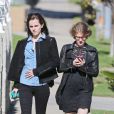 Emma Watson, surprise à Los Angeles avec une amie, porte une veste Club Monaco, une chemise bleue A.P.C., un pantalon noir et des bottines 3.1 Phillip Lim. Le 29 novembre 2013.
