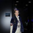 Poppy Delevingne à Londres, porte une veste en fourrure sur un pull et un pantalon Isabel Marant pour H&amp;M, et des bottines Saint Laurent. Lle 18 novembre 2013.