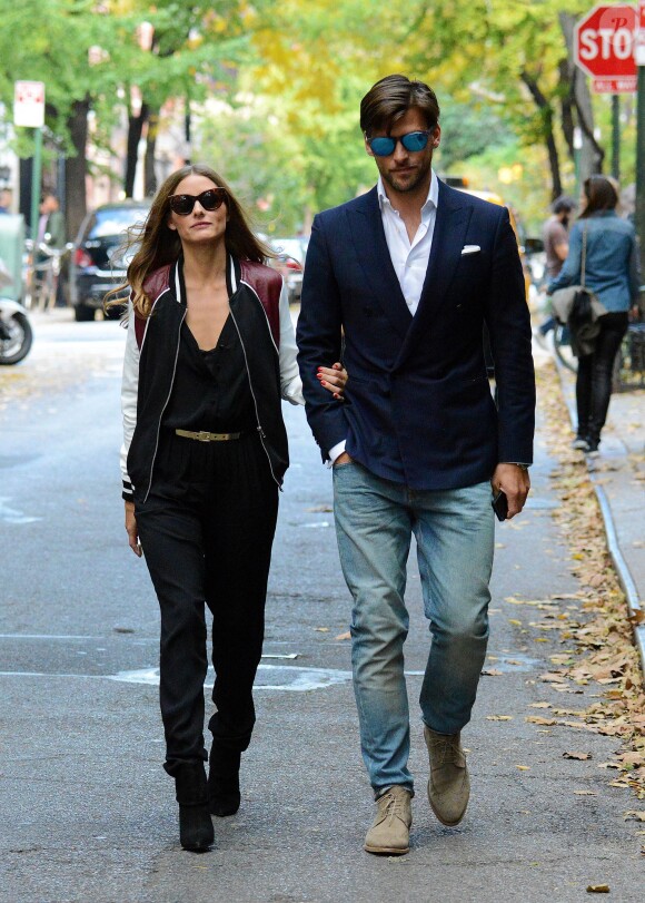 Olivia Palermo, en promenade à New York avec son petit ami Johannes Huebl, porte une veste Hive & Honey, une combinaison Sam & Lavi accessoirisée d'une ceinture BCBGMAXAZRIA et des bottines Christian Dior. Le 2 novembre 2013.