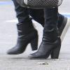 Jessica Alba, habillée d'un trench-coat Kenzo, d'un sac Missoni et de bottines Rag & Bone, se rend à la Baby Shower de Jessica Simpson avec son mari Cash Warren. Beverly Hills, le 14 avril 2013.