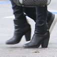 Jessica Alba, habillée d'un trench-coat Kenzo, d'un sac Missoni et de bottines Rag &amp; Bone, se rend à la Baby Shower de Jessica Simpson avec son mari Cash Warren. Beverly Hills, le 14 avril 2013.